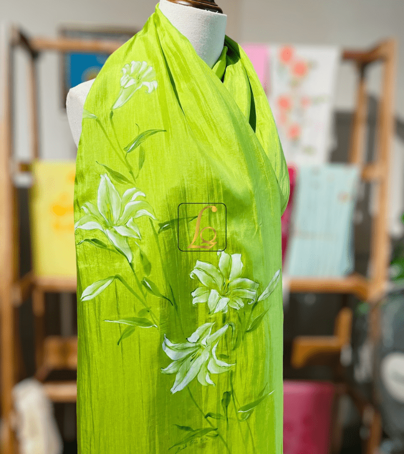 Khăn lụa tơ tằm vẽ tay hoa Ly
