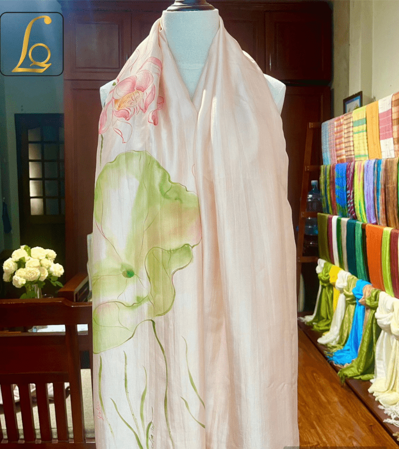Khăn lụa tơ tằm vẽ tay hoa Sen (một bên)