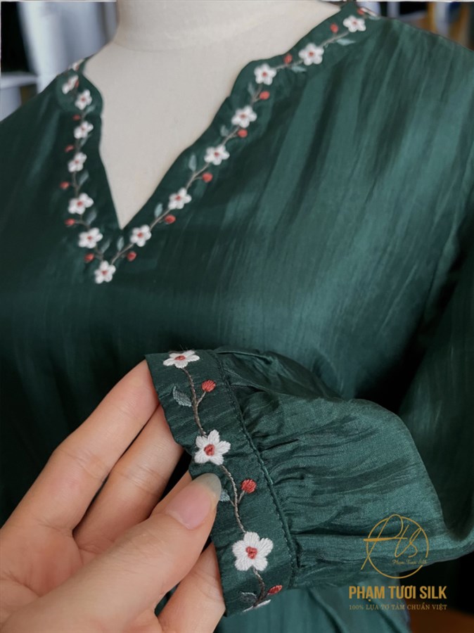 Váy lụa tơ tằm thêu tay màu xanh cổ vịt