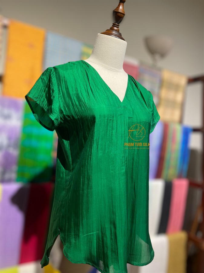 Áo lụa màu xanh lá