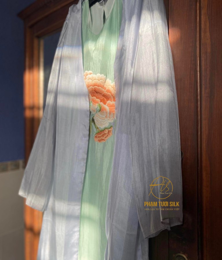 Váy lụa tơ tằm thêu tay màu xanh mint