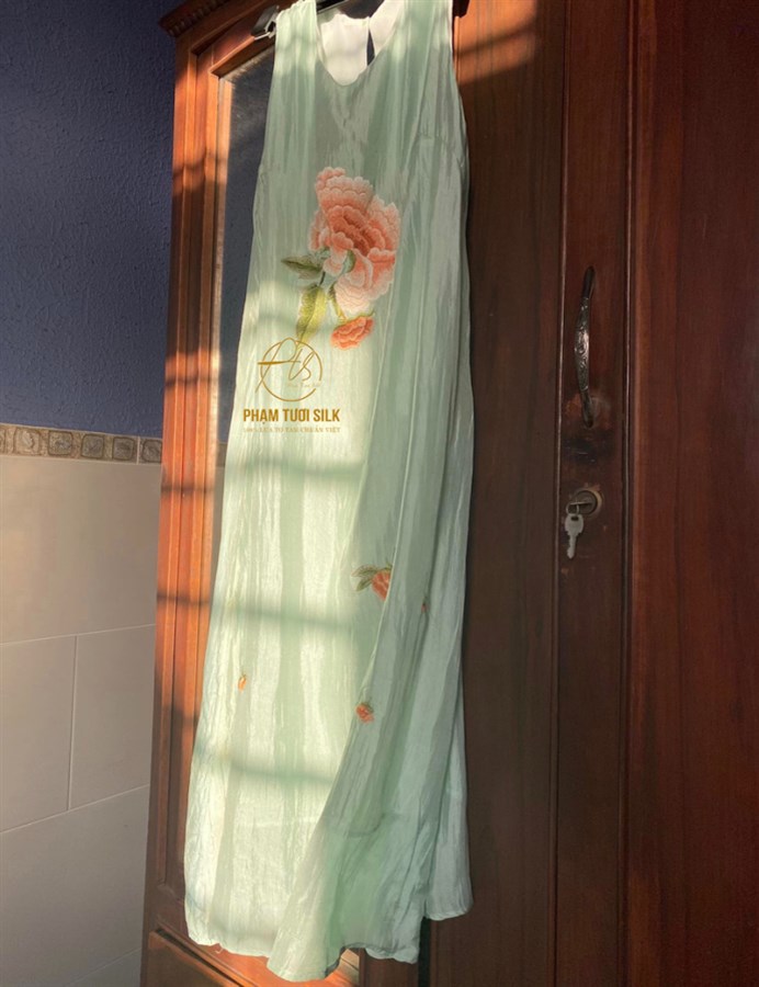 Váy lụa tơ tằm thêu tay màu xanh mint