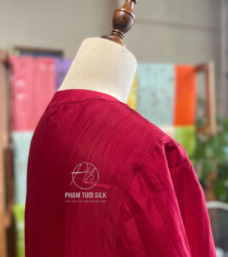 Áo lụa màu đỏ