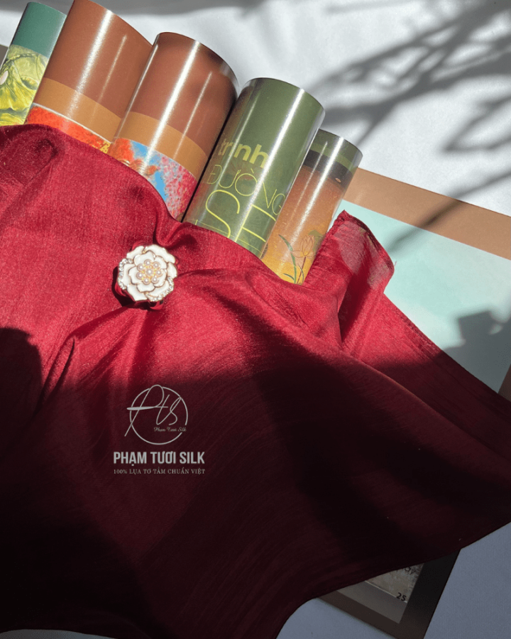 Khăn Lụa Tơ Tằm Vuông Màu Đỏ (50x50cm)