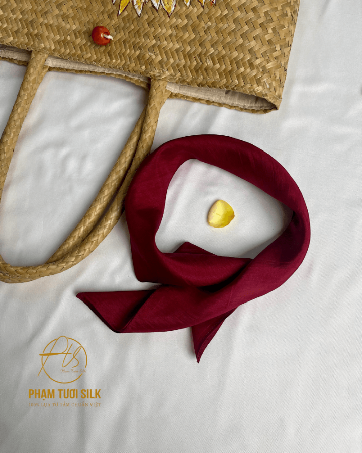 Khăn Lụa Tơ Tằm Vuông Màu Đỏ (50x50cm)