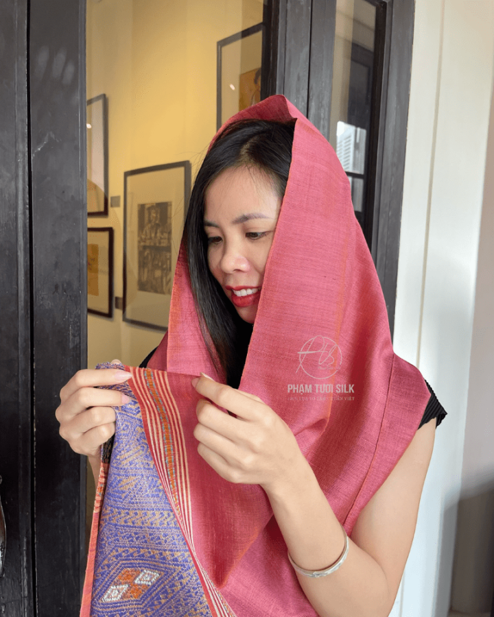 Khăn thổ cẩm tơ tằm thủ công