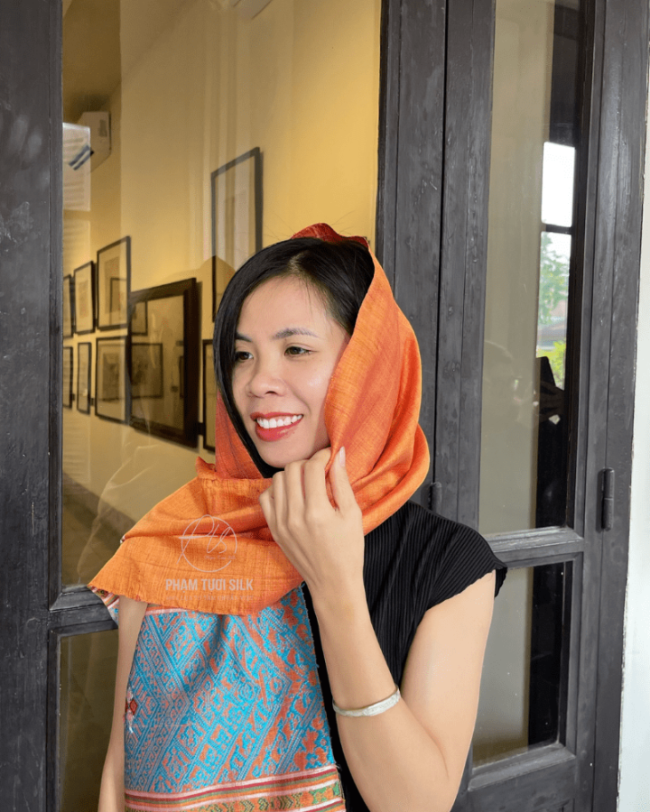 Khăn thổ cẩm tơ tằm thủ công
