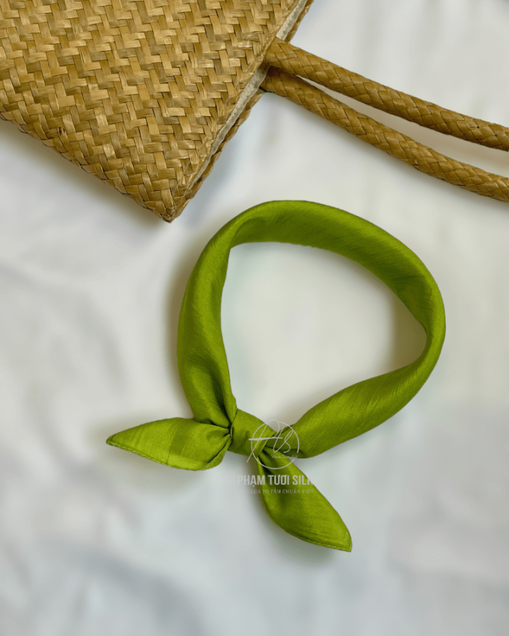 Khăn Lụa Tơ Tằm Vuông Màu Xanh Nõn Chuối (50x50cm)