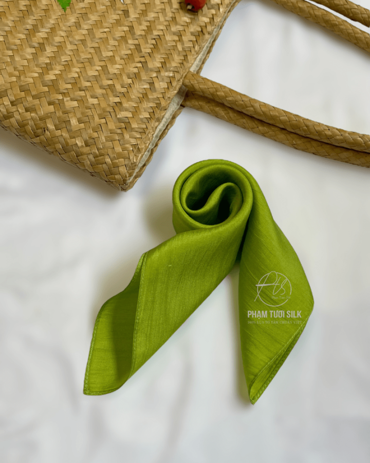Khăn Lụa Tơ Tằm Vuông Màu Xanh Nõn Chuối (50x50cm)