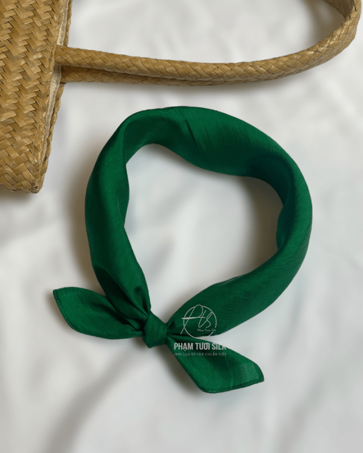 Khăn Lụa Tơ Tằm Vuông Màu Xanh Lá Cây Đậm (50x50cm)