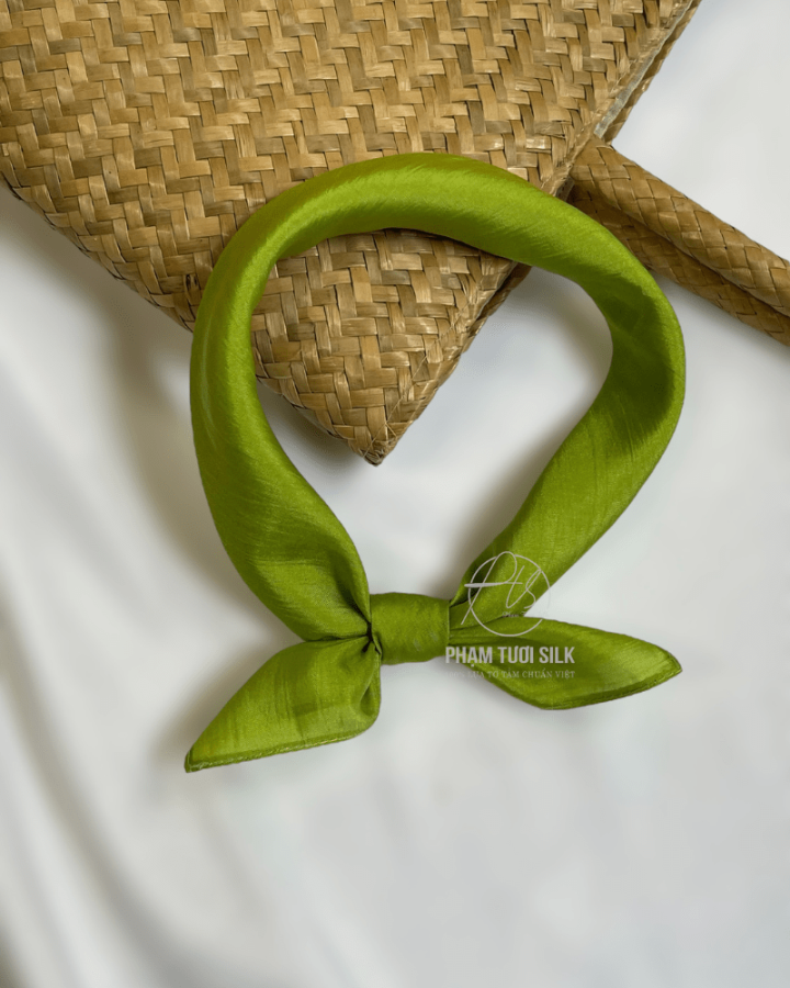 Khăn Lụa Tơ Tằm Vuông Màu Xanh Nõn Chuối (50x50cm)