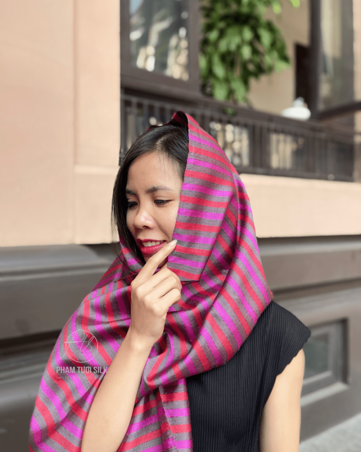 Khăn thổ cẩm tơ tằm thủ công