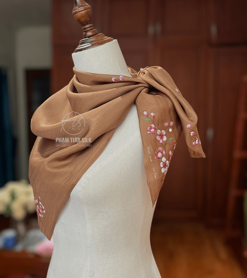 Khăn lụa tơ tằm vuông vẽ tay hoa Đào (85x85cm)