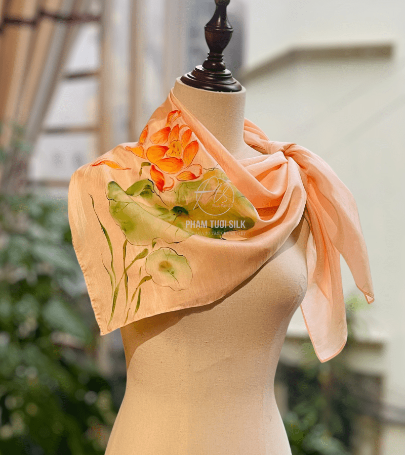 Khăn lụa tơ tằm vuông vẽ tay hoa Sen (85x85cm)