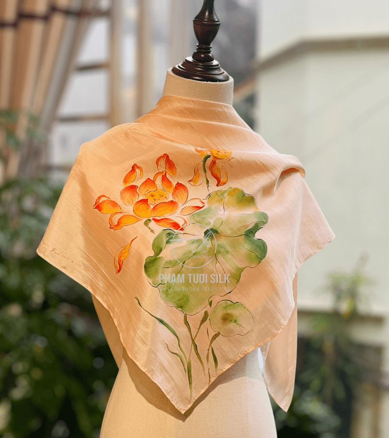 Khăn lụa tơ tằm vuông vẽ tay hoa Sen (85x85cm)