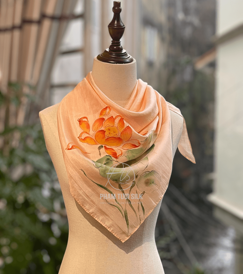 Khăn lụa tơ tằm vuông vẽ tay hoa Sen (85x85cm)