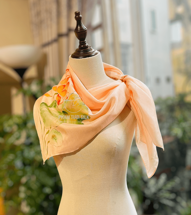 Khăn lụa tơ tằm vuông vẽ tay hoa Sen (85x85cm)