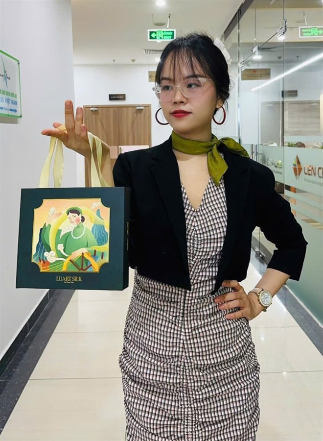 khăn lụa tơ tằm vuông vẽ tay (50x50cm)