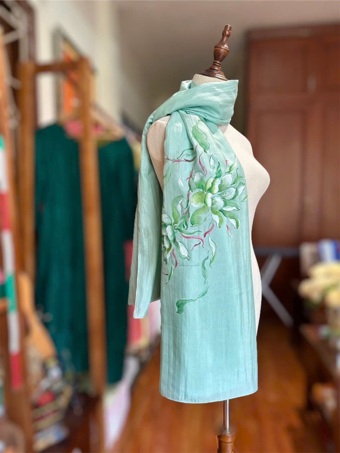 Khăn lụa tơ tằm vẽ tay hoa Quỳnh