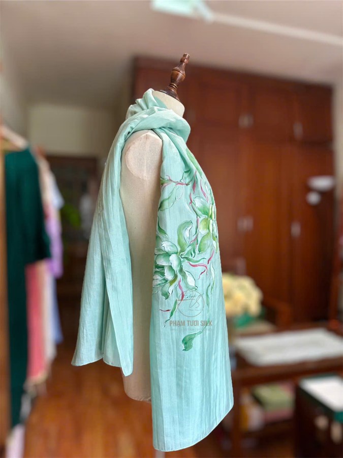 Khăn lụa tơ tằm vẽ tay hoa Quỳnh