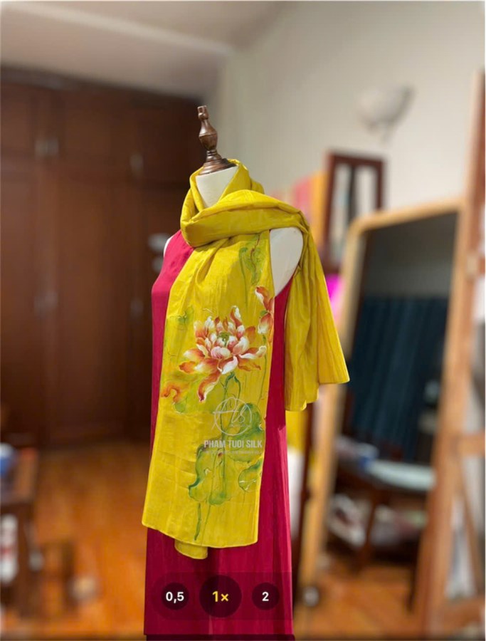 Khăn lụa tơ tằm vẽ tay hoa Sen