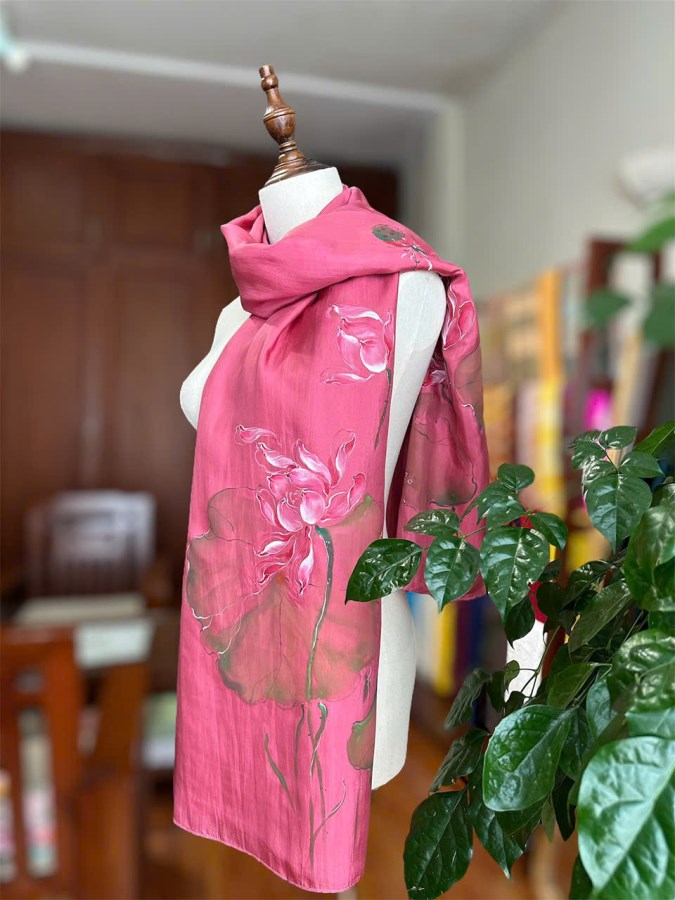 Khăn lụa tơ tằm vẽ tay hoa Sen