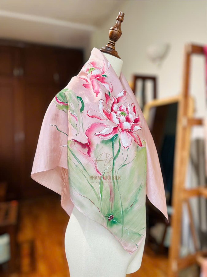 Khăn lụa tơ tằm vuông vẽ tay hoa Sen (85x85cm)