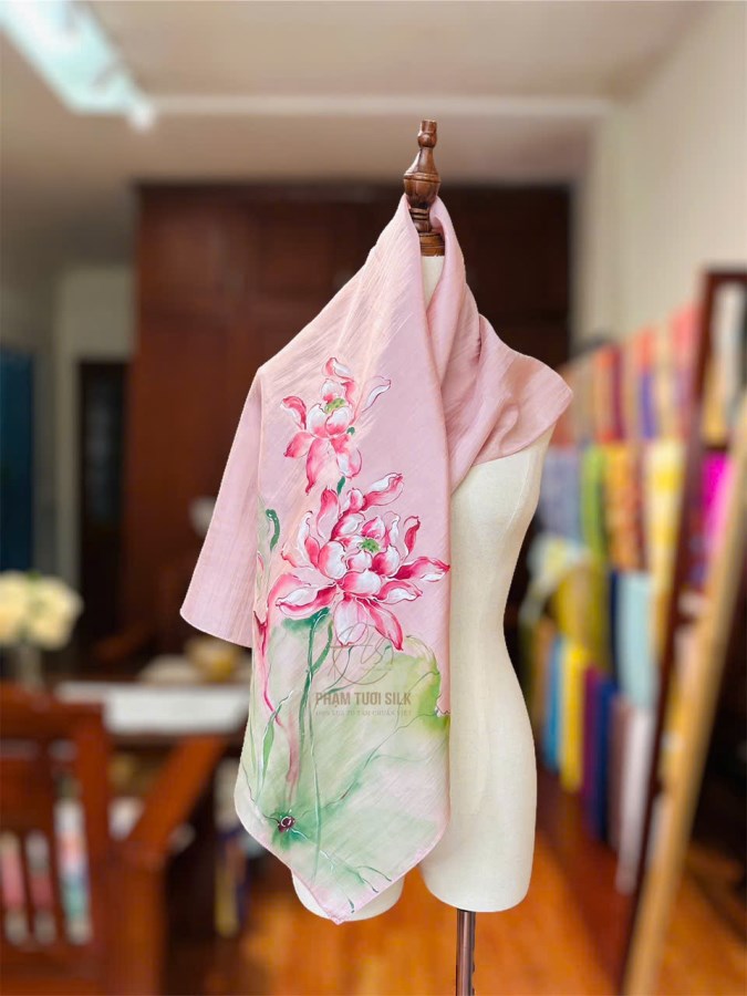 Khăn lụa tơ tằm vuông vẽ tay hoa Sen (85x85cm)