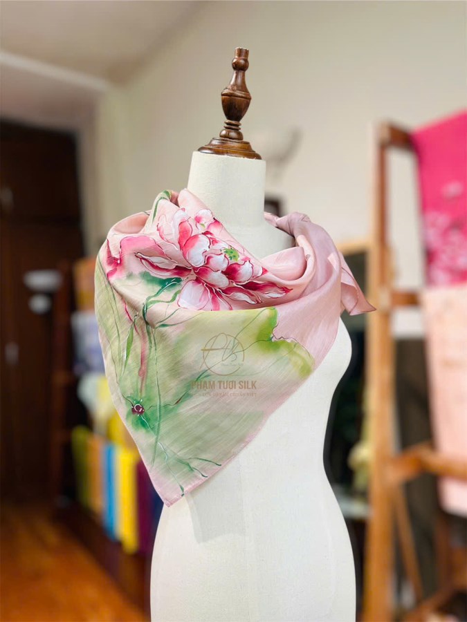 Khăn lụa tơ tằm vuông vẽ tay hoa Sen (85x85cm)