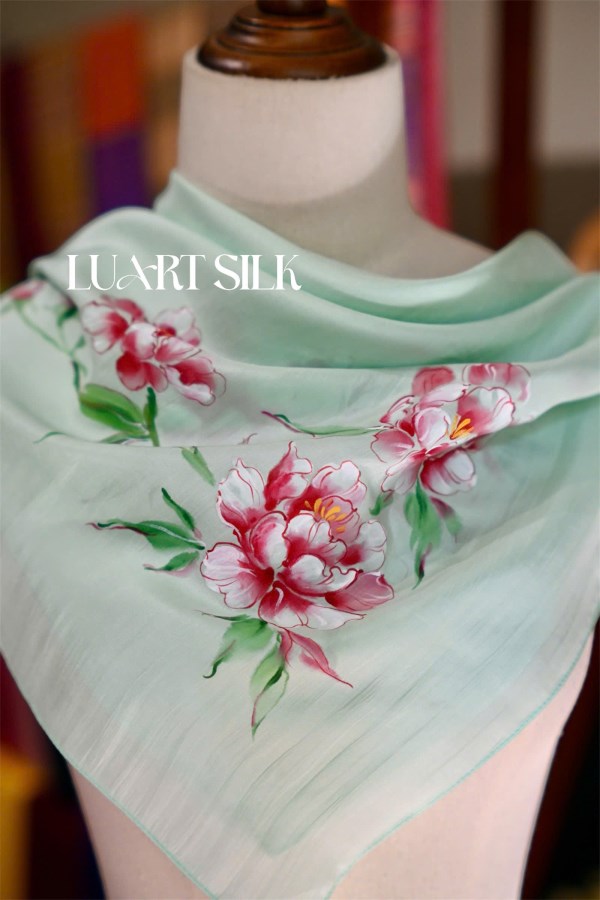 Khăn lụa tơ tằm vuông vẽ tay (85x85cm)