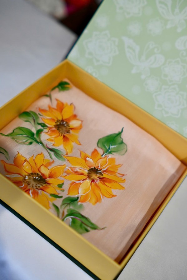 Khăn lụa tơ tằm vuông vẽ tay (85x85cm)