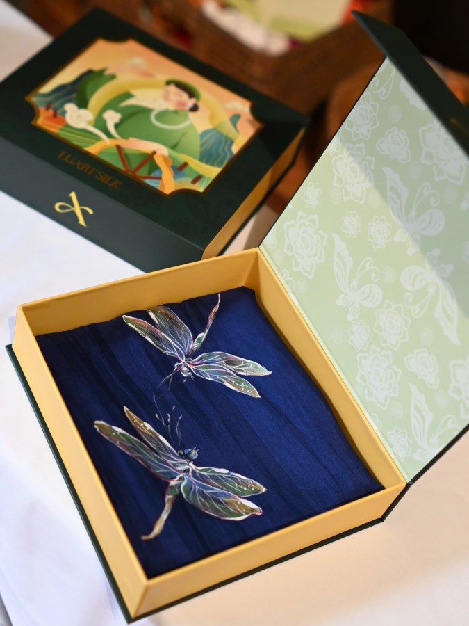 Khăn lụa tơ tằm vuông vẽ tay (85x85cm)