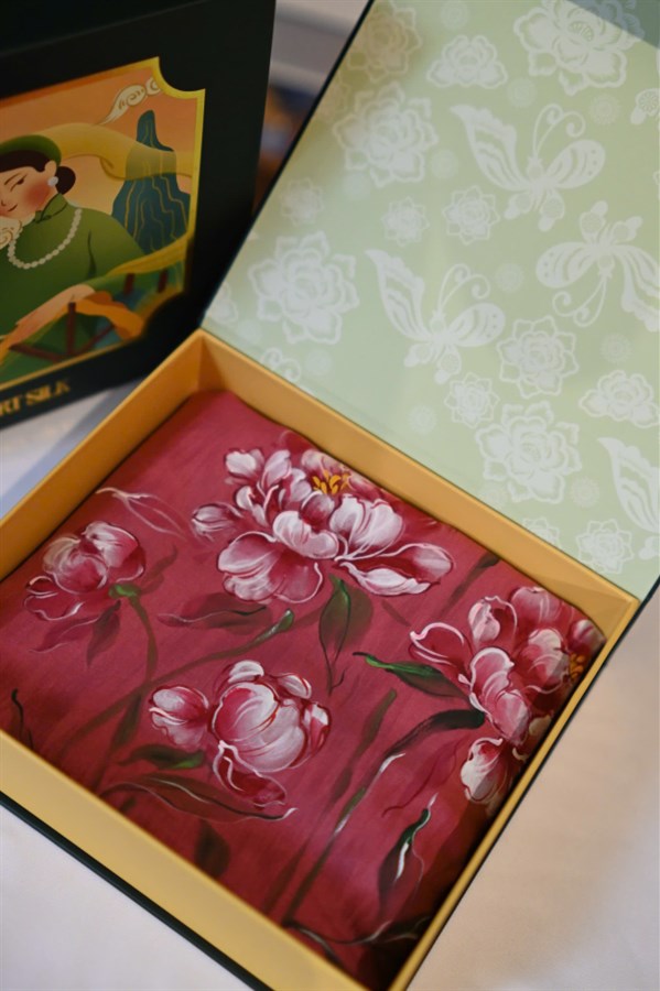 Khăn lụa tơ tằm vẽ tay hoa Mẫu Đơn