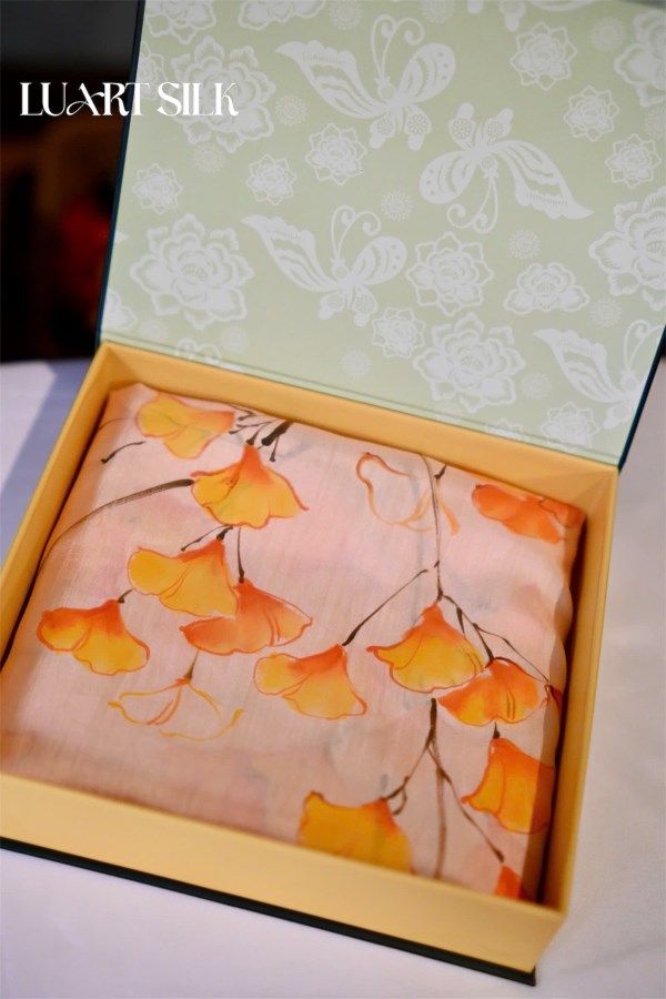 Khăn lụa tơ tằm vẽ tay Ginkgo