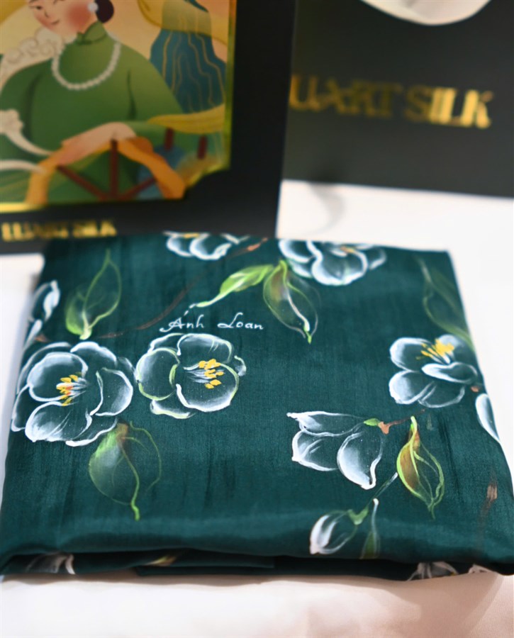 Khăn lụa tơ tằm vẽ tay hoa Bạch Trà