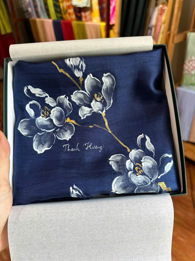 Khăn lụa tơ tằm vuông vẽ tay (85x85cm)