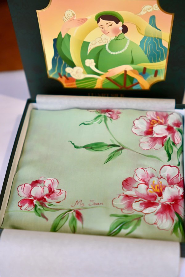 Khăn lụa tơ tằm vuông vẽ tay (85x85cm)
