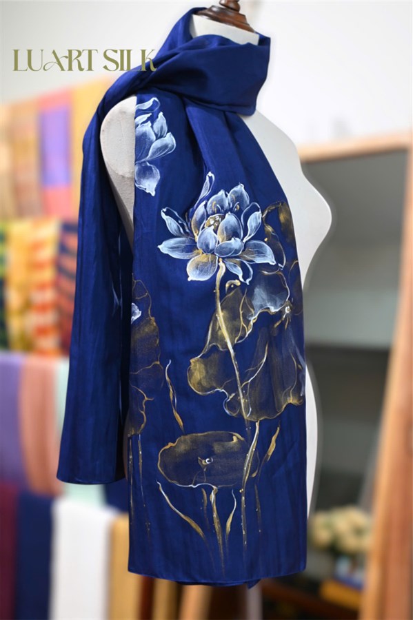 Khăn lụa tơ tằm vẽ tay hoa Sen