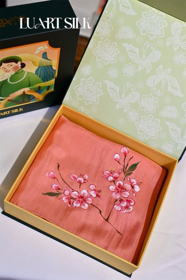 Khăn lụa tơ tằm vuông vẽ tay (85x85cm)
