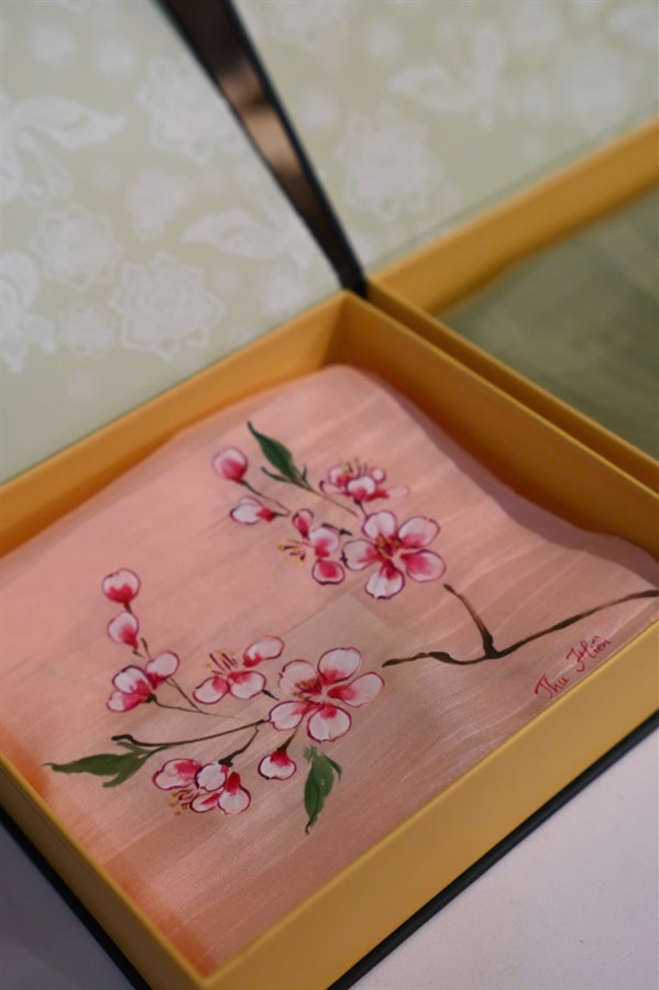 Khăn lụa tơ tằm vuông vẽ tay (85x85cm)