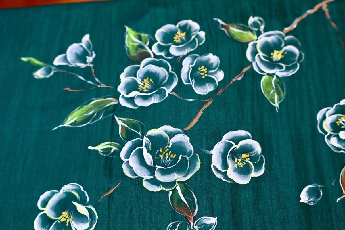 Khăn lụa tơ tằm vuông vẽ tay (85x85cm)