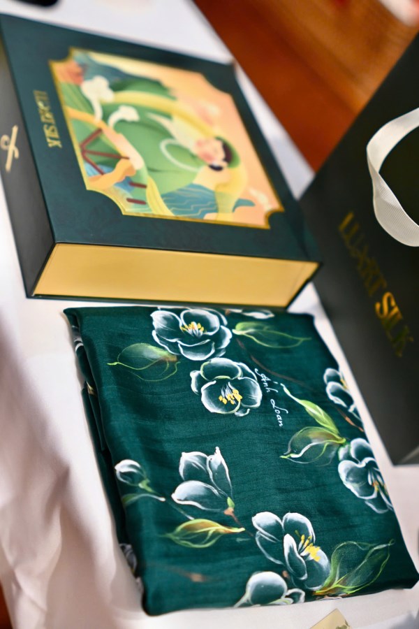 Khăn lụa tơ tằm vuông vẽ tay (85x85cm)