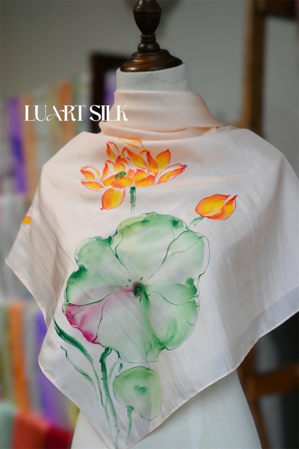 Khăn lụa tơ tằm vuông vẽ tay (85x85cm)