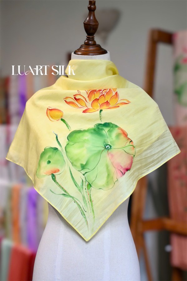 Khăn lụa tơ tằm vuông vẽ tay (85x85cm)