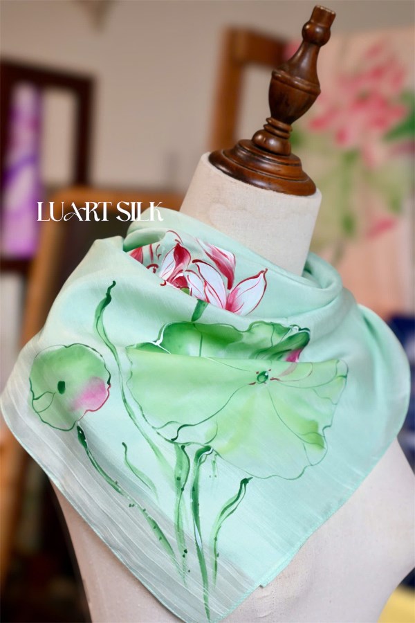 Khăn lụa tơ tằm vuông vẽ tay (85x85cm)