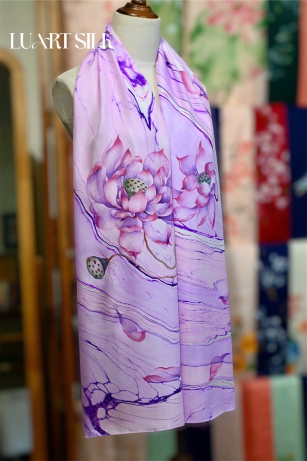 Khăn thuỷ ấn + vẽ tay 