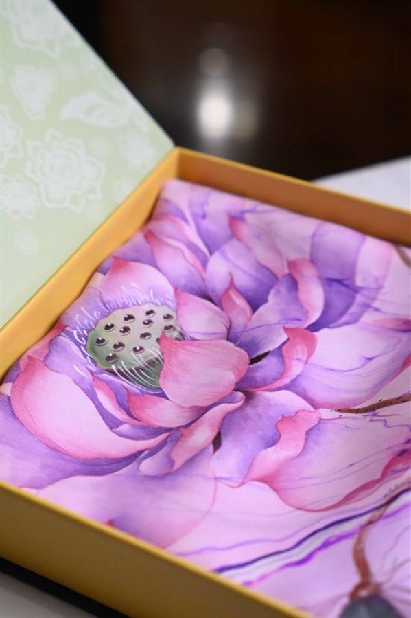 Khăn thuỷ ấn + vẽ tay 