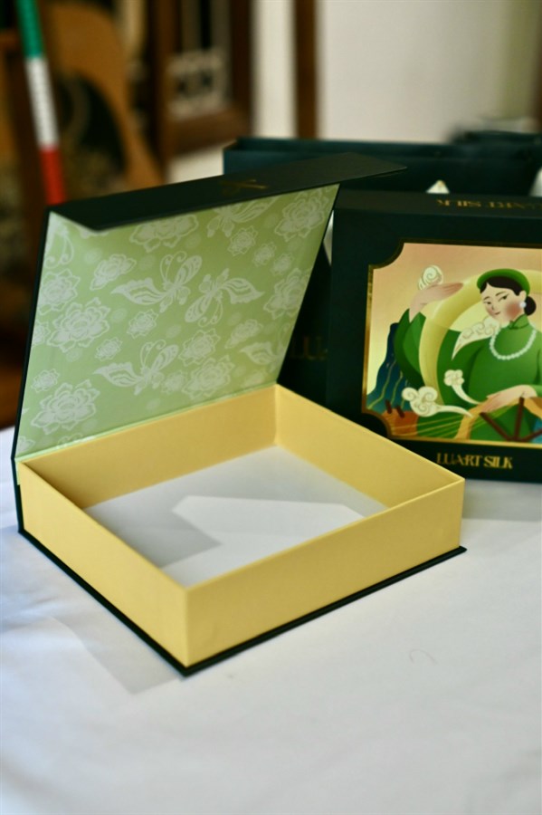 Khăn thuỷ ấn + vẽ tay 