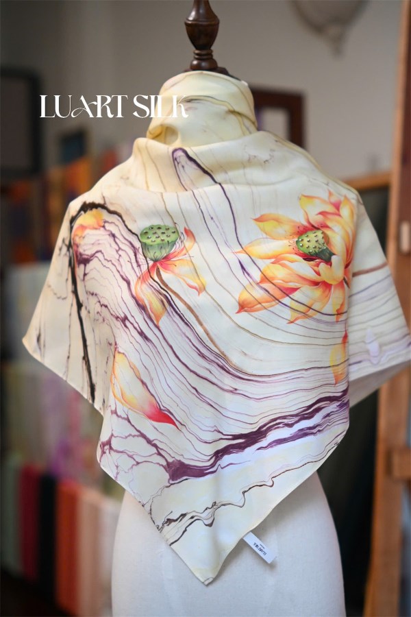 Khăn vuông thuỷ ấn + vẽ tay