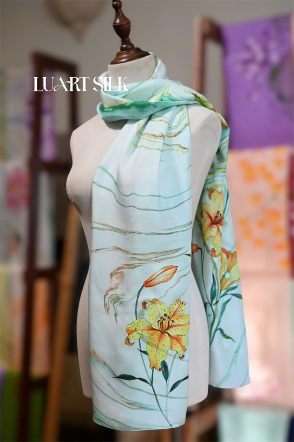 Khăn thuỷ ấn + vẽ tay 